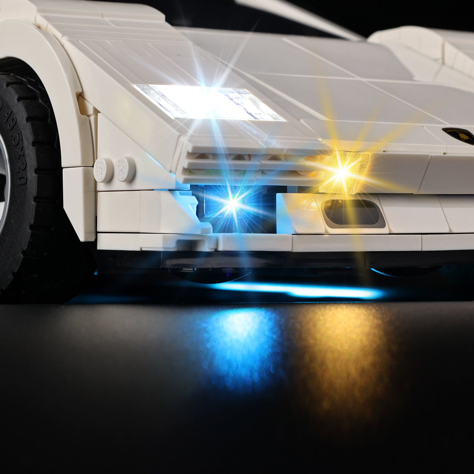 Kyglaring LED light detail on LEGO Lamborghini Countach 10337 - macro shot