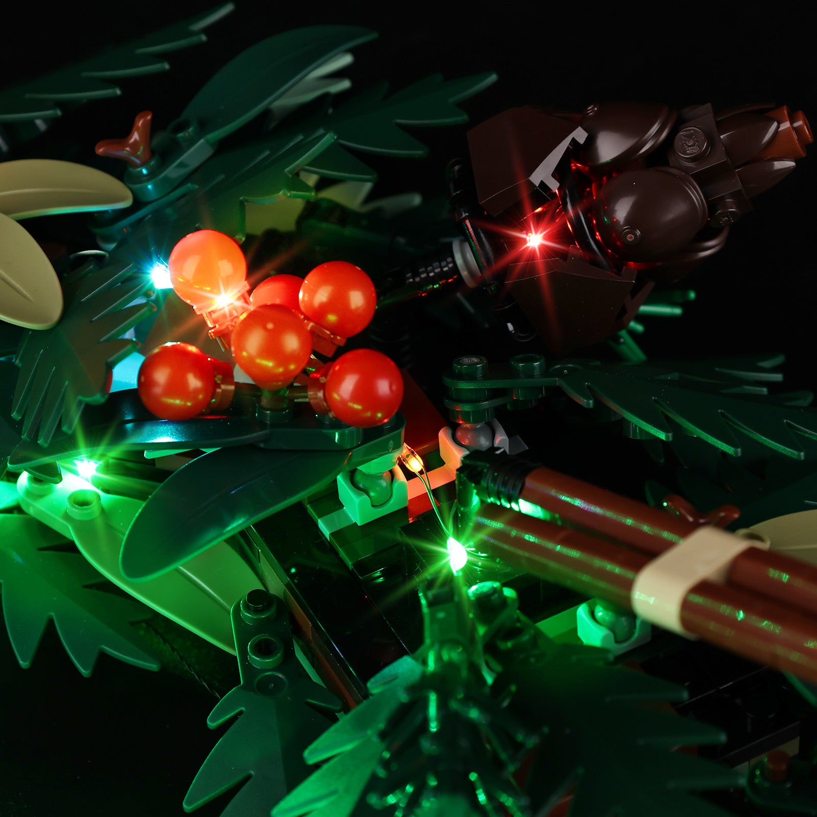 Kyglaring LED light detail on LEGO Christmas Wreath 10340 - macro shot