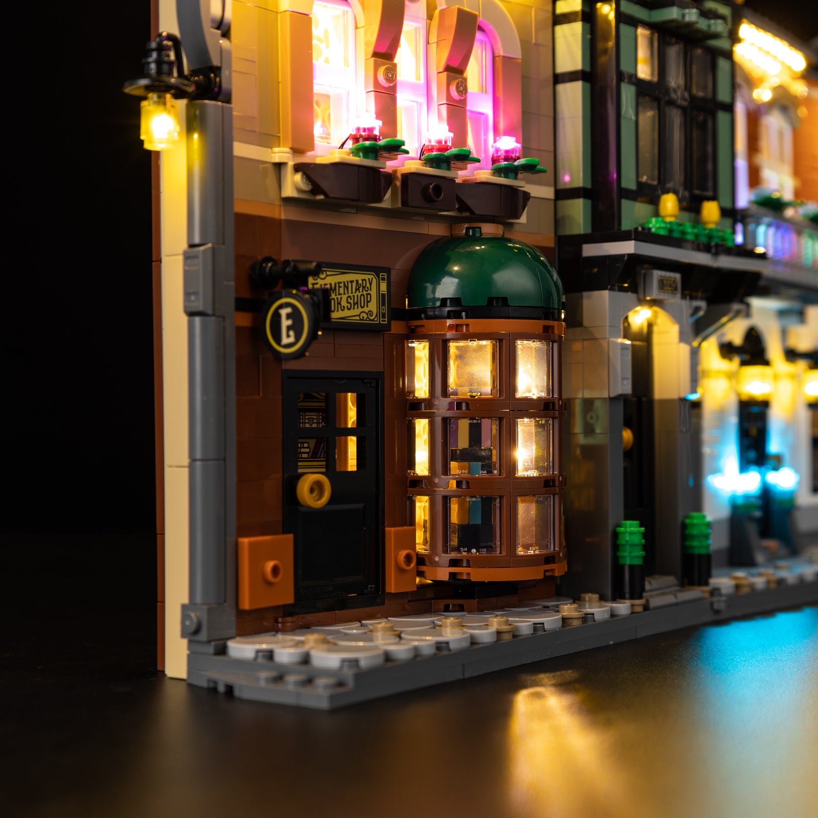 Kyglaring Light Kit for LEGO Sherlock Holmes: Book Nook 10351 - Detail View (LED close-up)