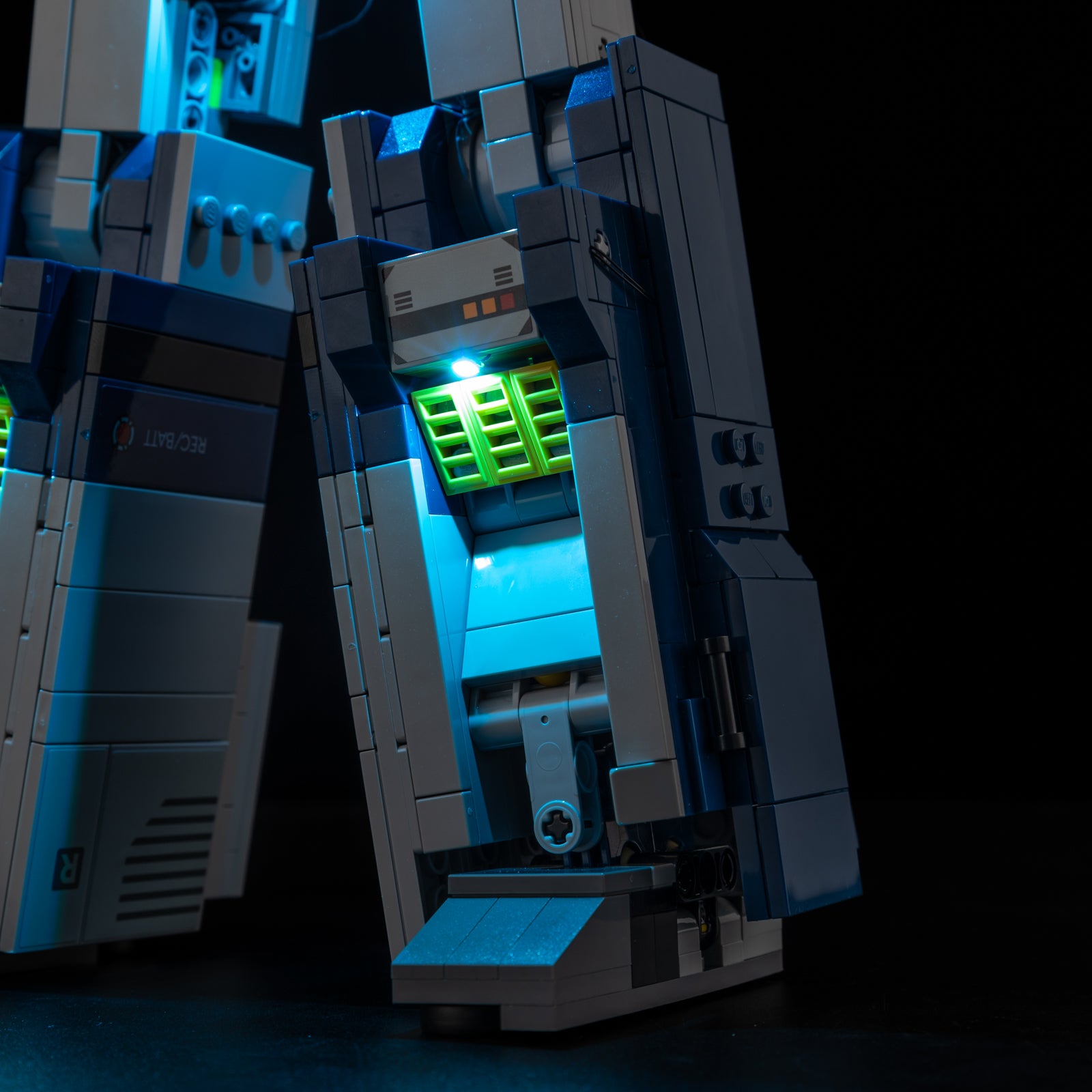 10358-Transformers-Soundwave-Detail Light1.jpg