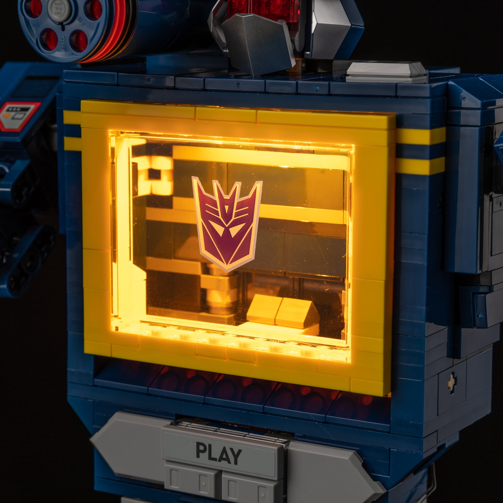 10358-Transformers-Soundwave-Detail Light4.jpg