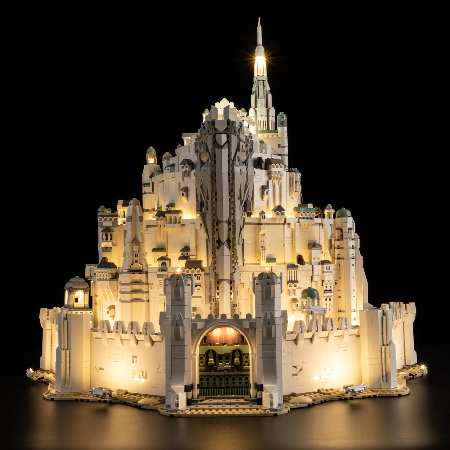 Front view of the assembled The Lord of the Rings: Minas Tirith™ LEGO lighting