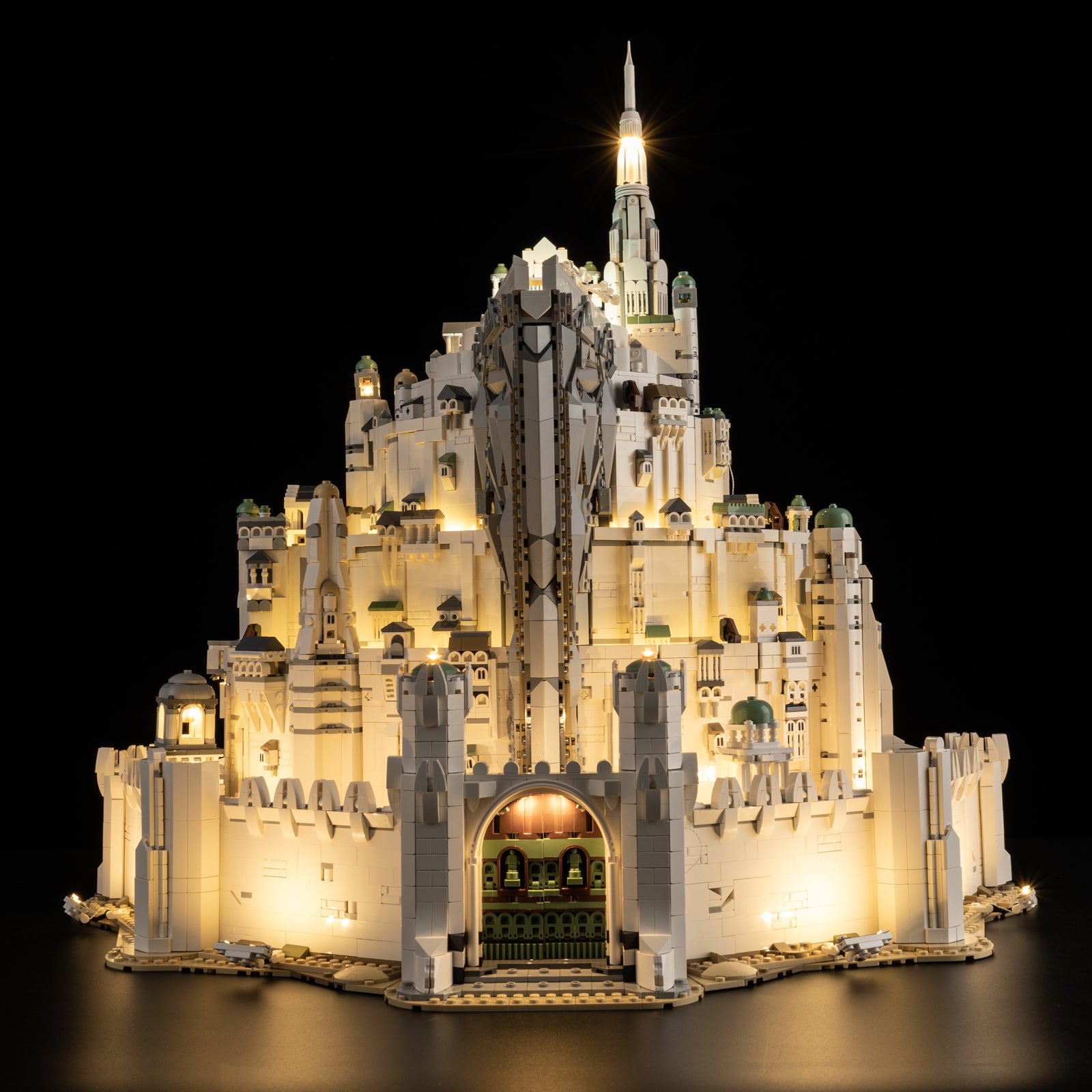 Front view of the assembled The Lord of the Rings: Minas Tirith™ LEGO lighting