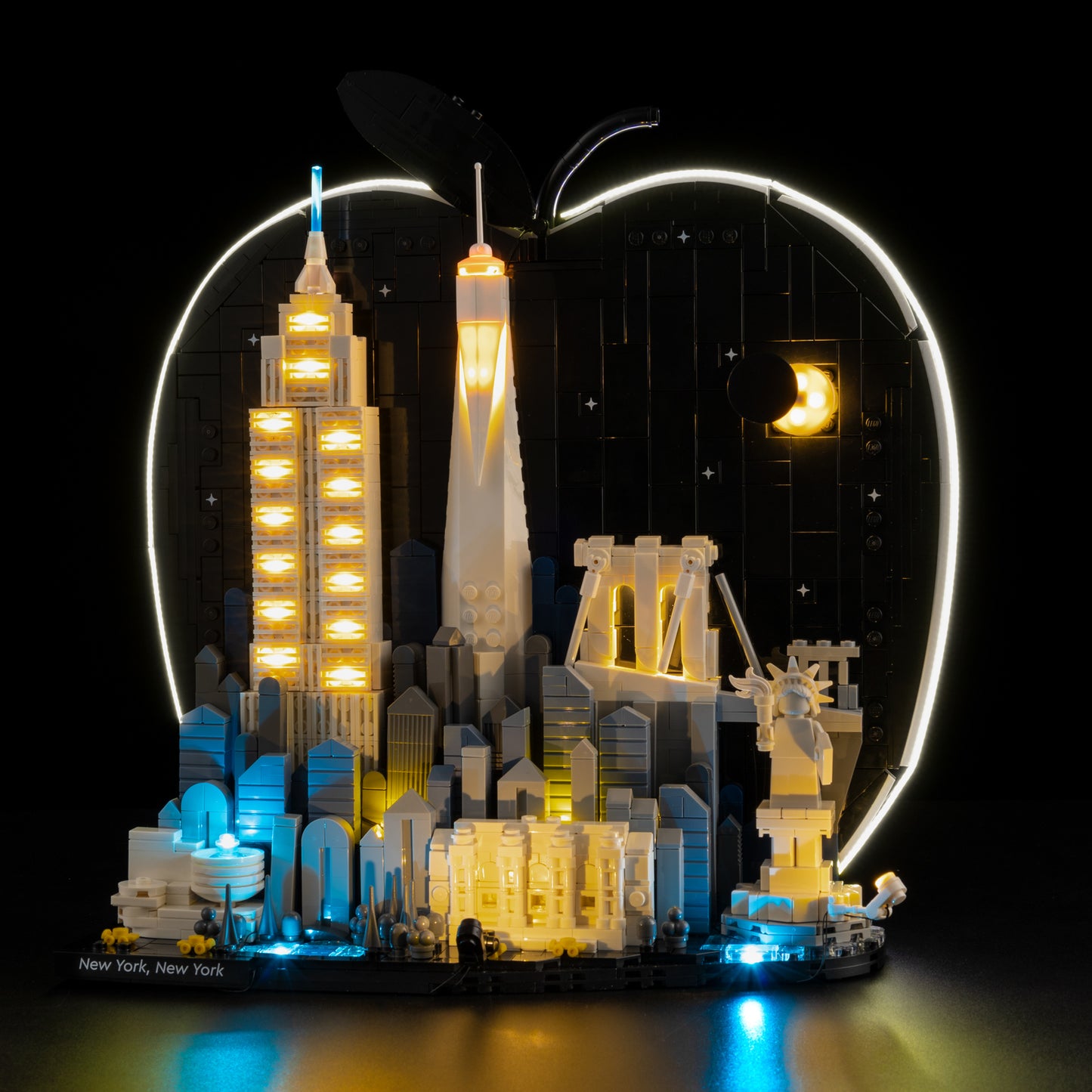 Front view of the assembled New York City – The Big Apple LEGO lighting