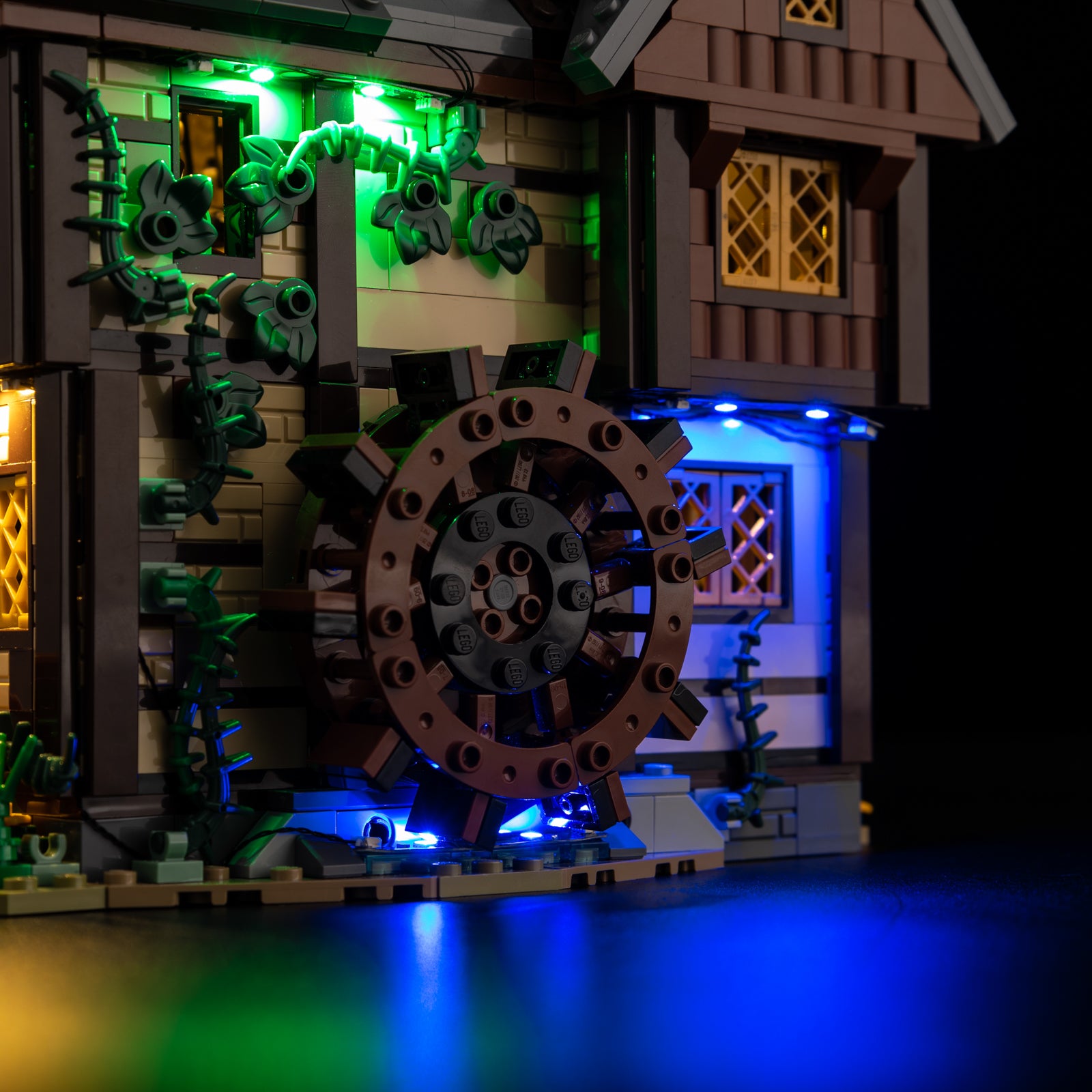 21341-Disney-Hocus-Pocus-The-Sanderson-Sisters-Cottage-Detail Light4.jpg