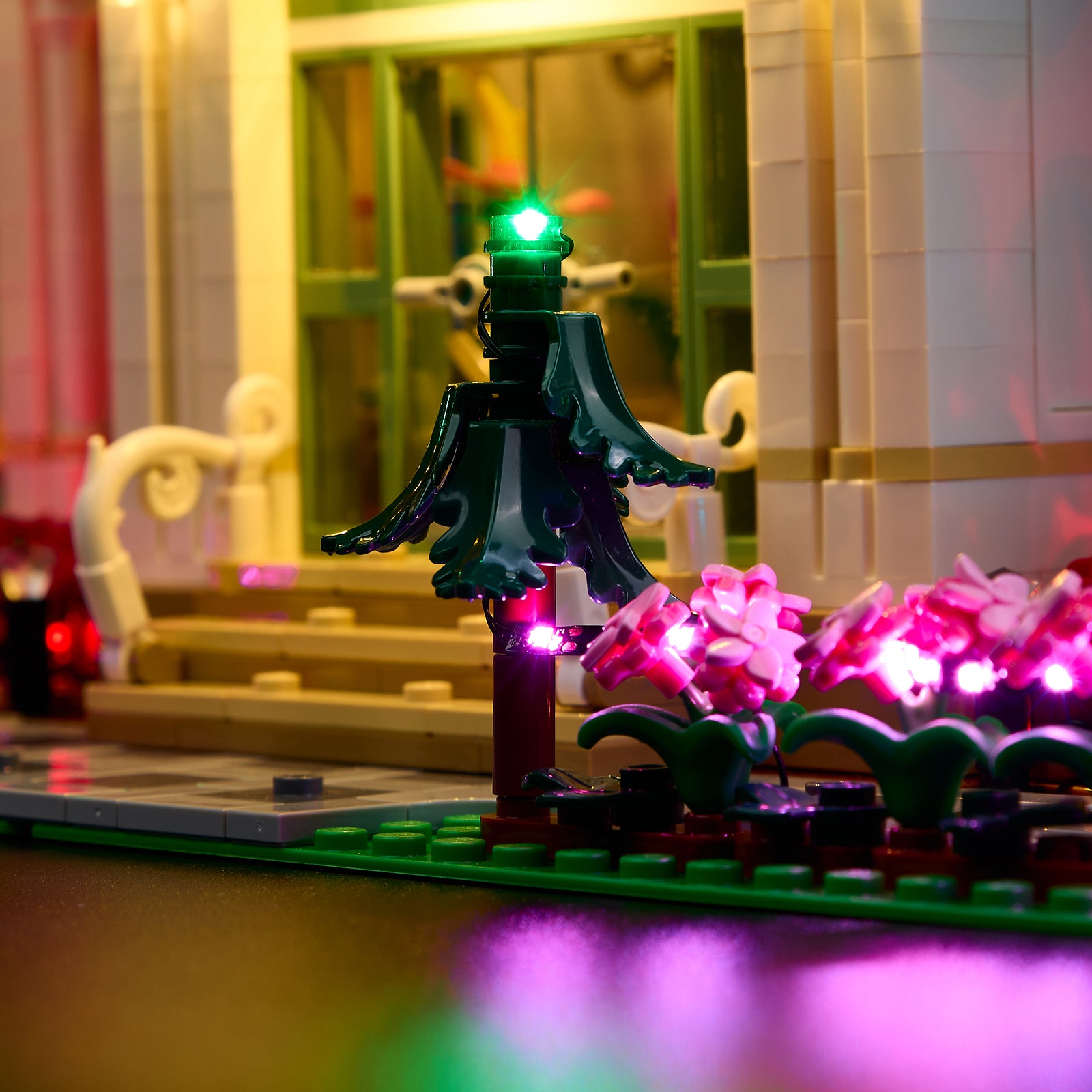 21353-The-Botanical-Garden-Detail Light4.jpg