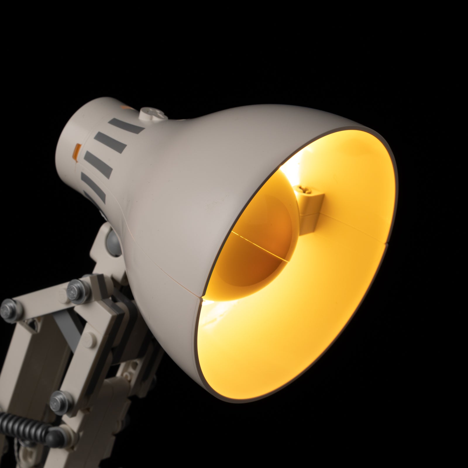 21357-Disney-Pixar-Luxo-Jr-Detail Light1.jpg