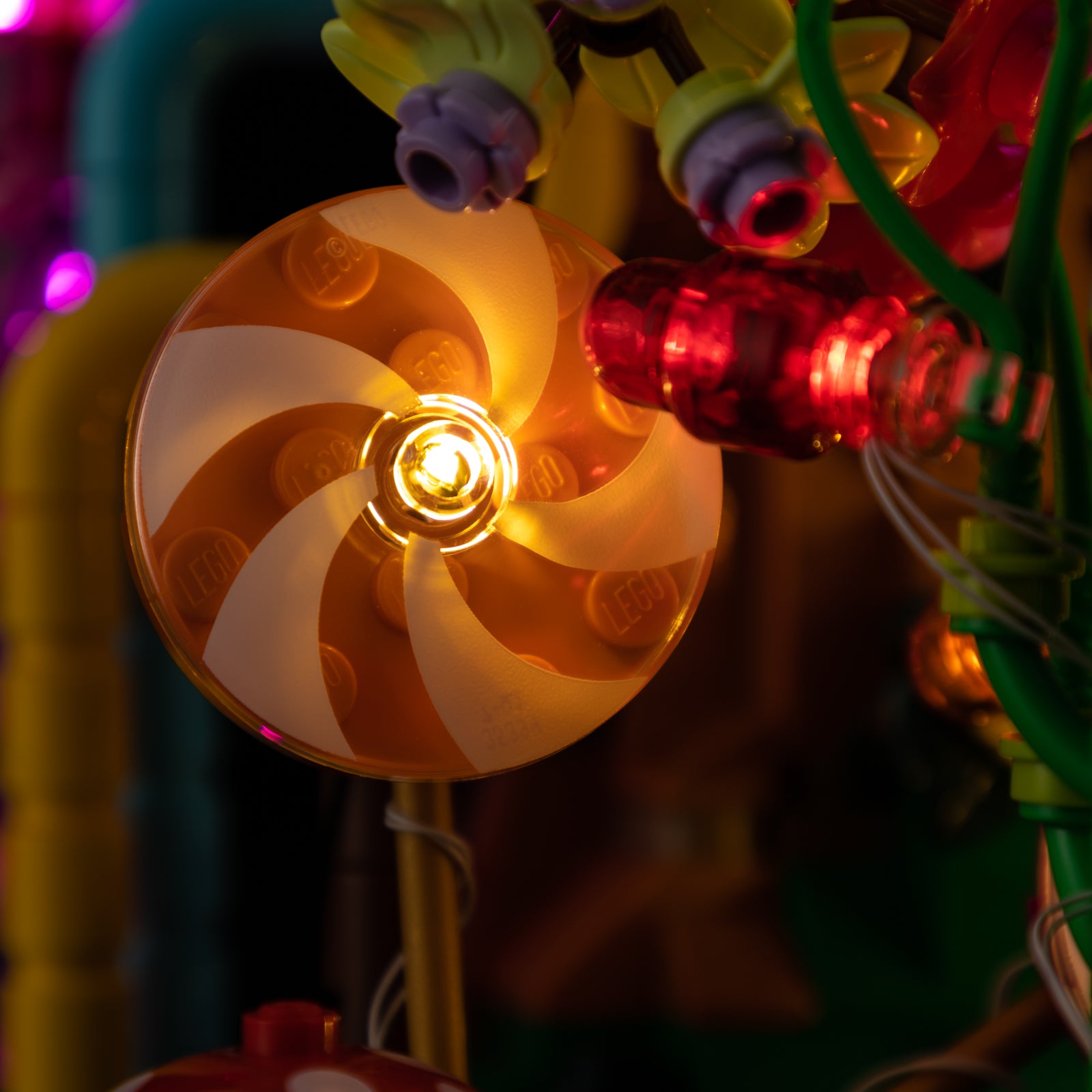 21360-Hocus-Pocus-Sanderson-Sisters-Cottage-Detail Light1.jpg