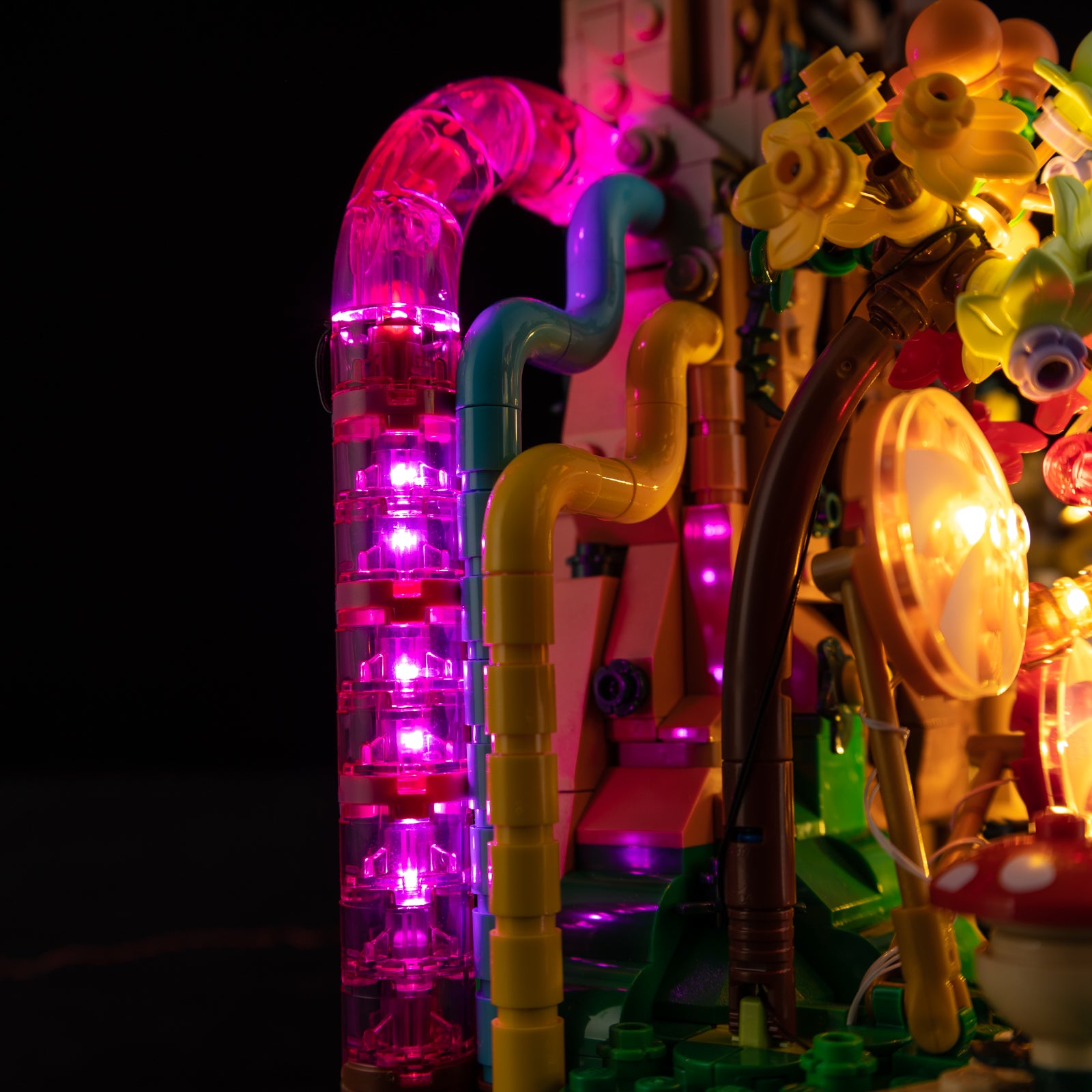 21360-Hocus-Pocus-Sanderson-Sisters-Cottage-Detail Light3.jpg