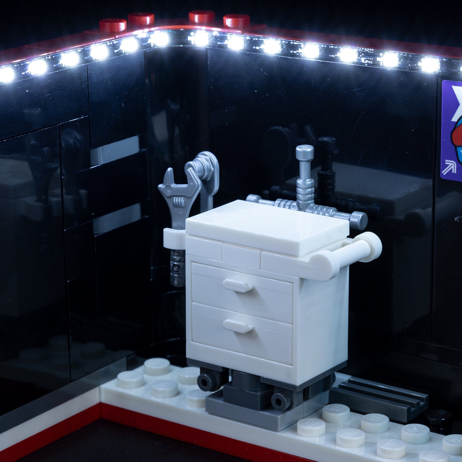 Light Kit For LEGO F1 Garage and Mercedes AMG and Alpine Cars 60444 - 60444-F1-Garage-and-Mercedes-AMG-and-Alpine-Cars-11-details