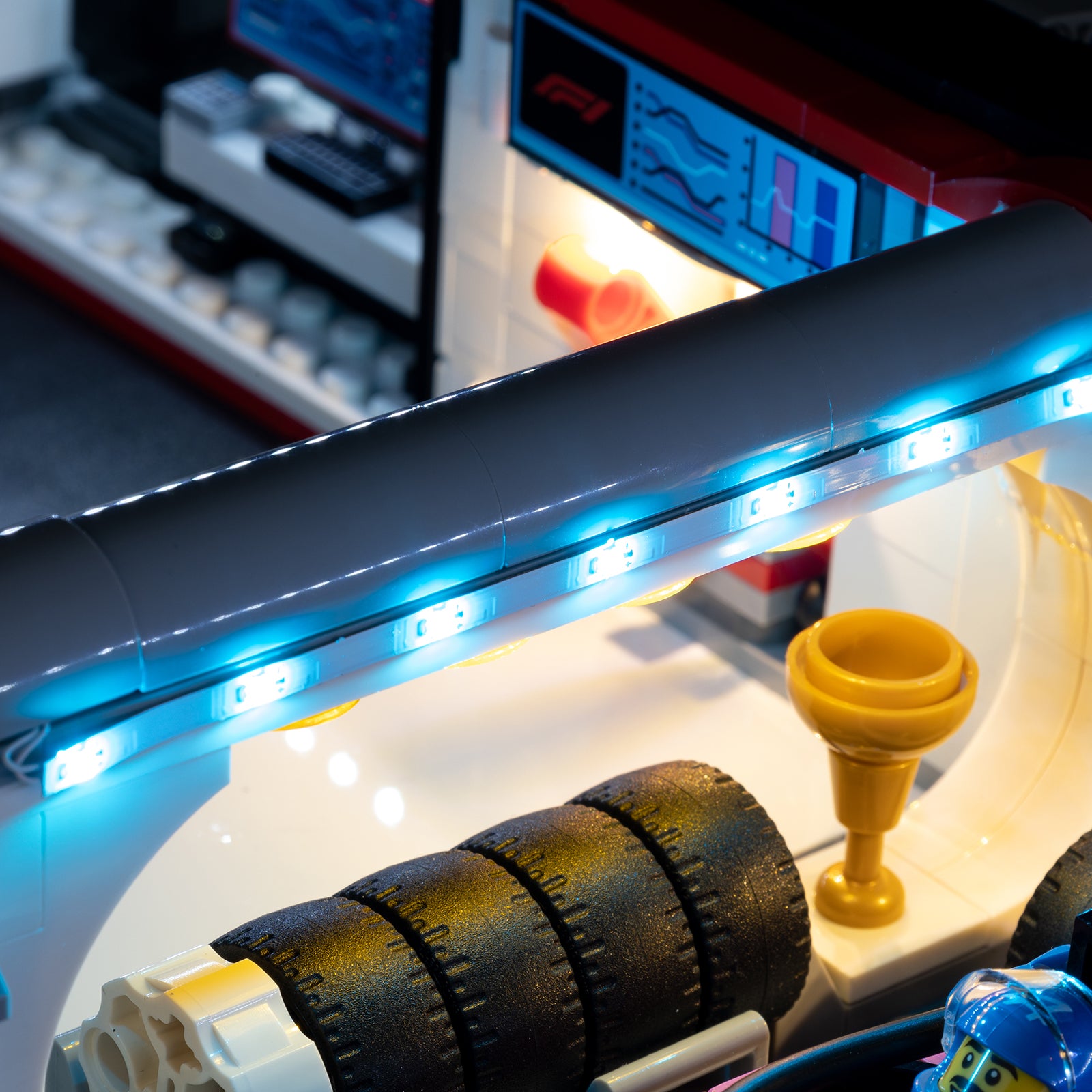 60444 F1 Garage and Mercedes AMG and Alpine Cars 7 details