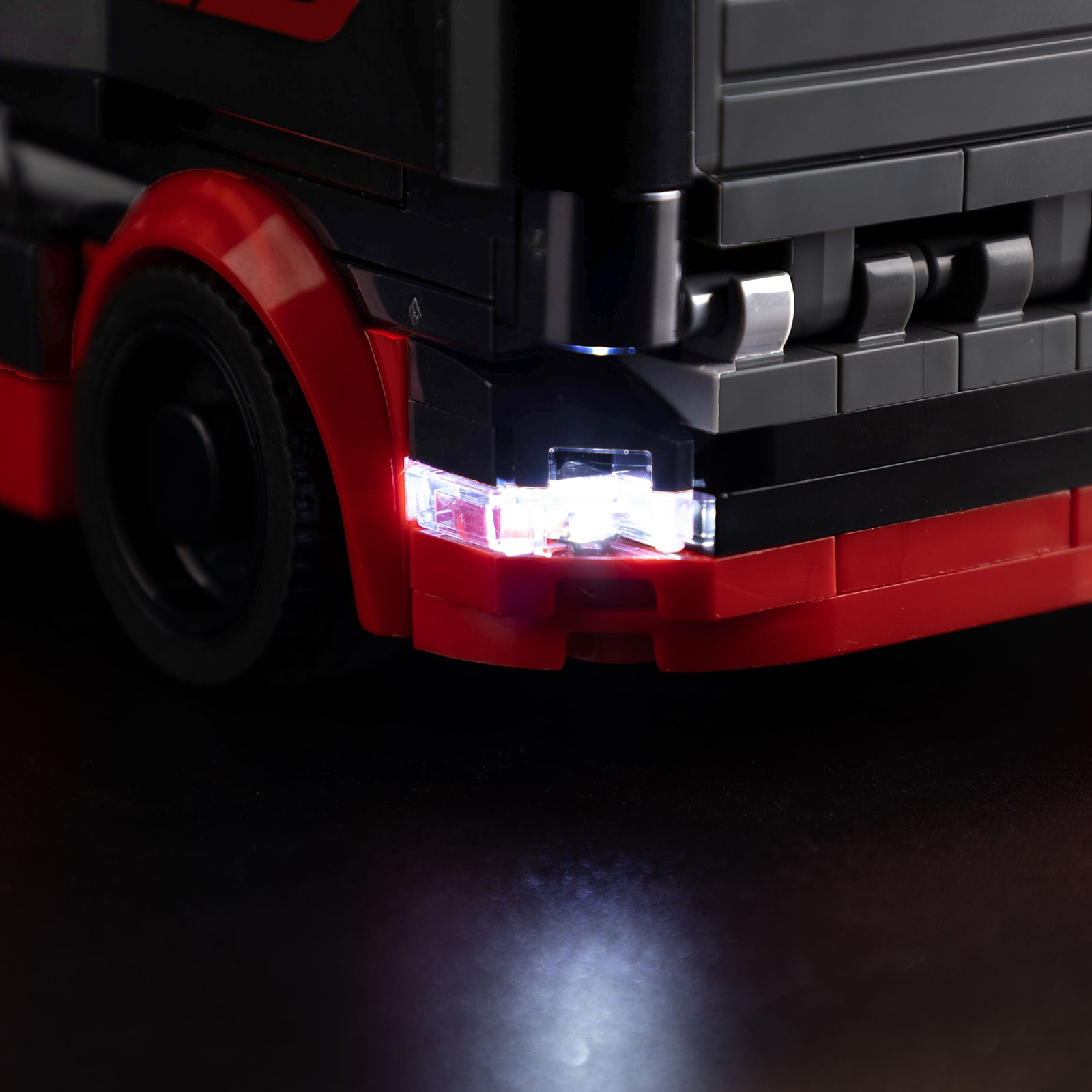 60445 F1 Truck with RB20 and AMR24 F1 Cars 7 details
