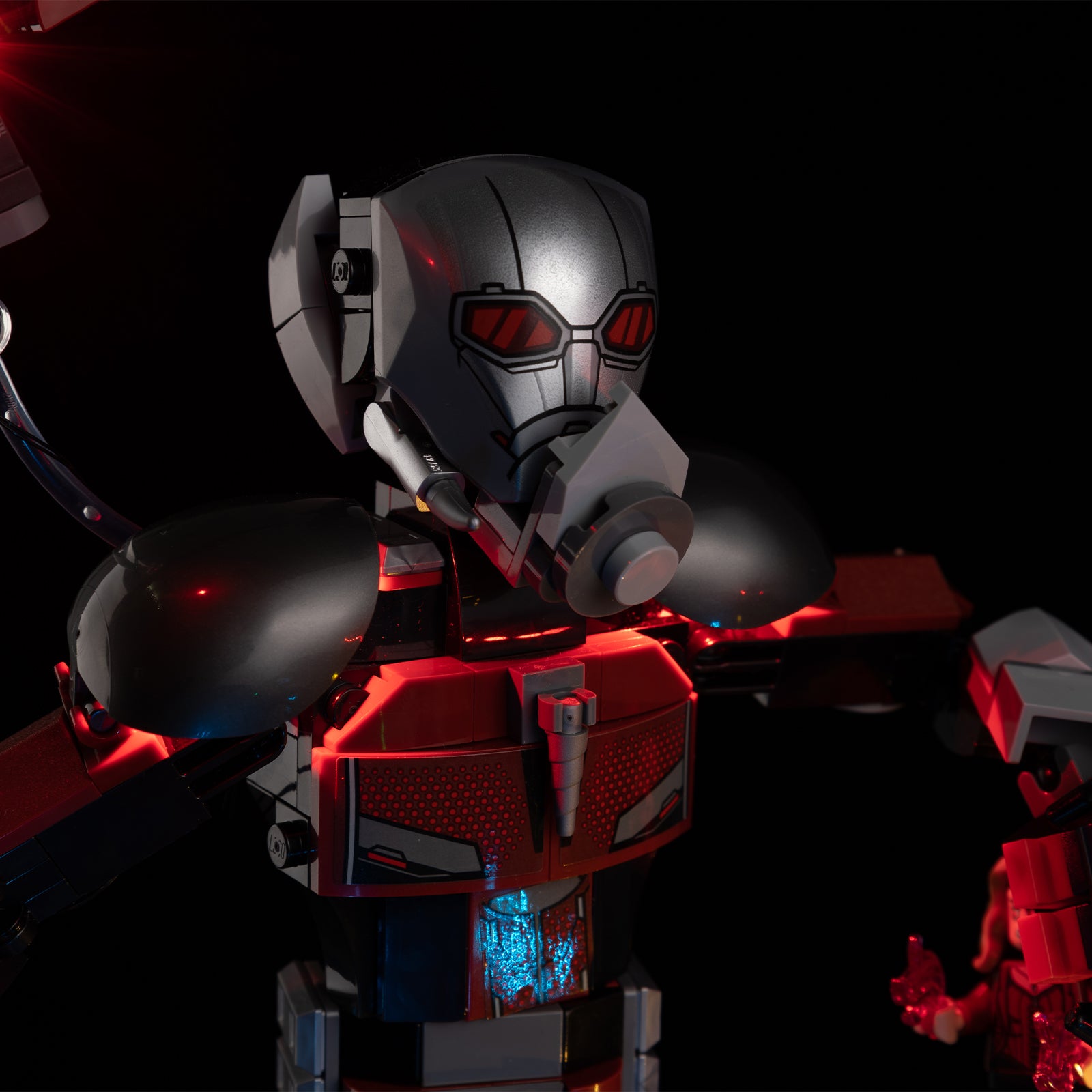 Captain America: Civil War Action Battle 76314 - close-up of weapon and glow detail