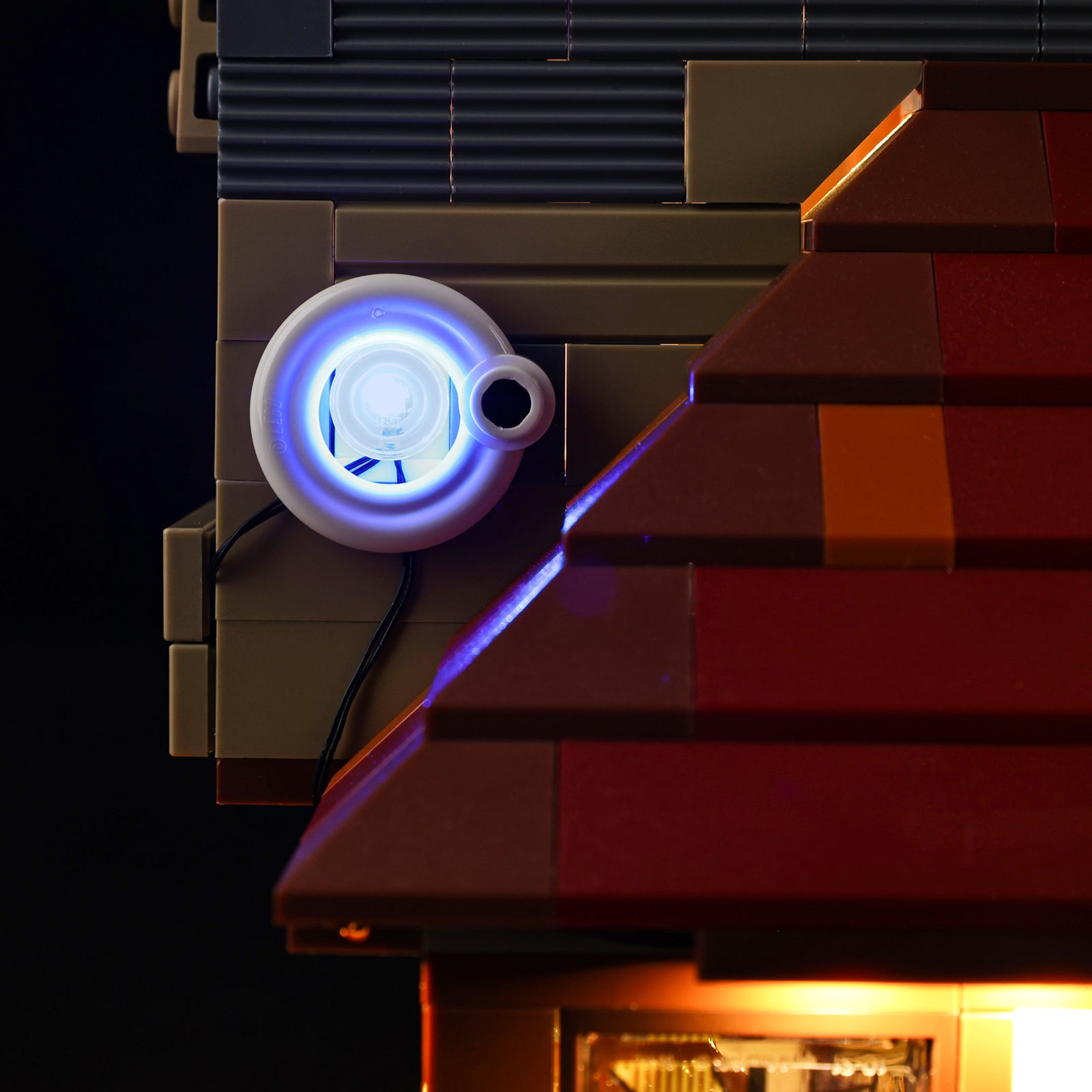 The Burrow – Collectors' Edition 76437 - close-up of mini figure and accent light