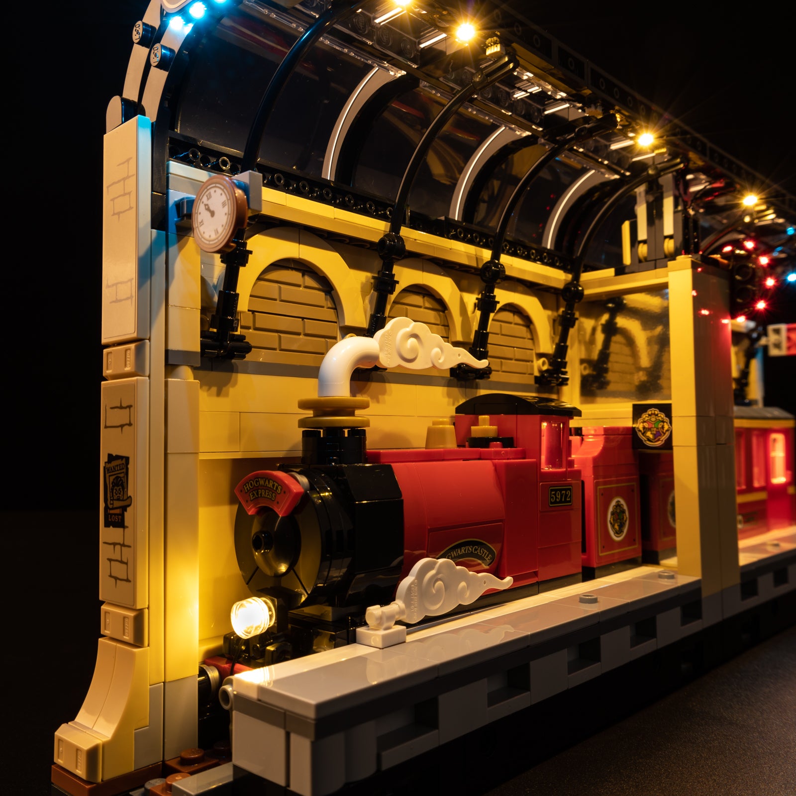 Book Nook Hogwarts Express 76450 - close-up of cockpit and interior glow