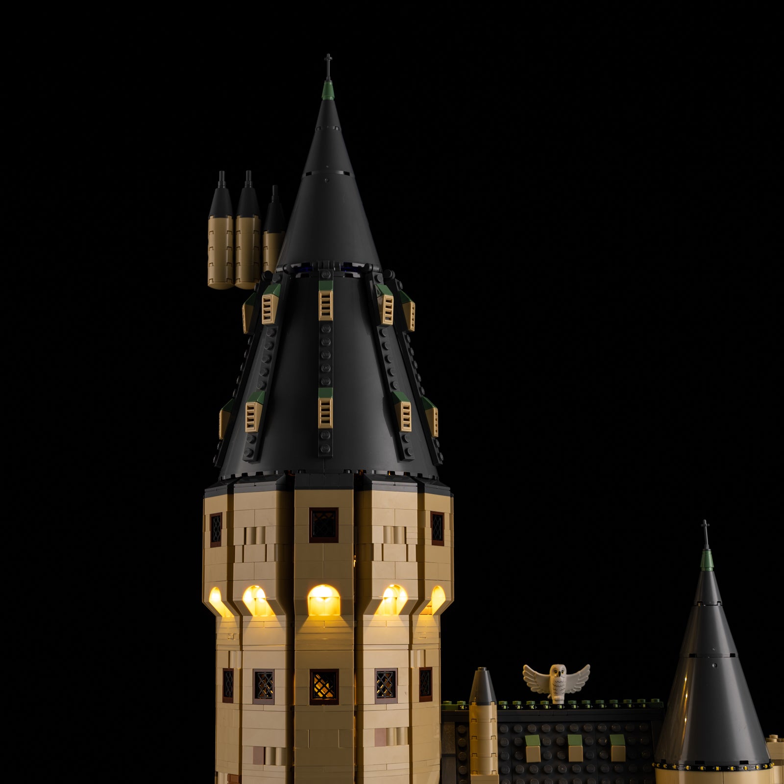 Hogwarts Castle The Main Tower 76454 - close-up of headlight and front detail