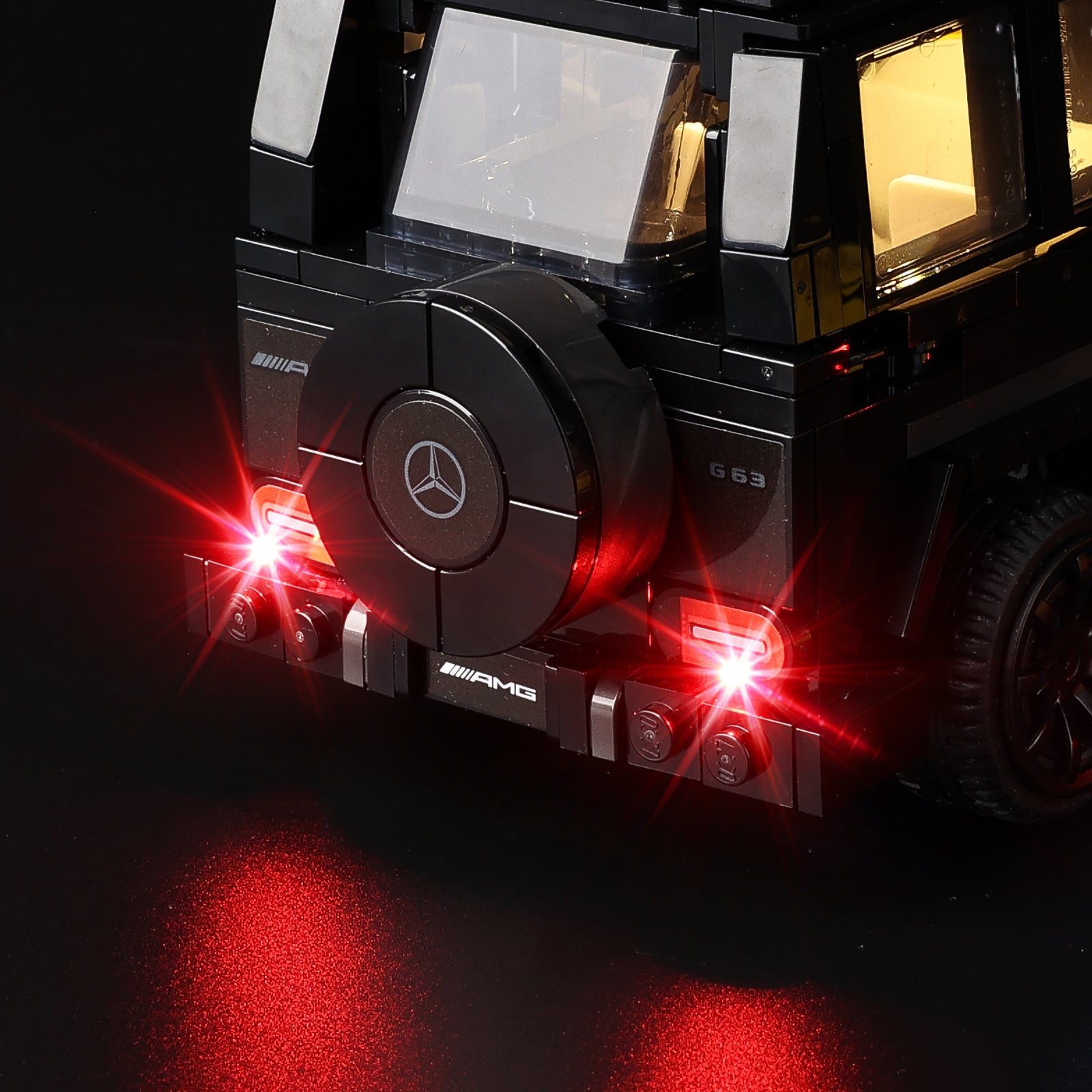 Mercedes-AMG G 63 and Mercedes-AMG SL 63 76924 - close-up of cockpit and interior glow