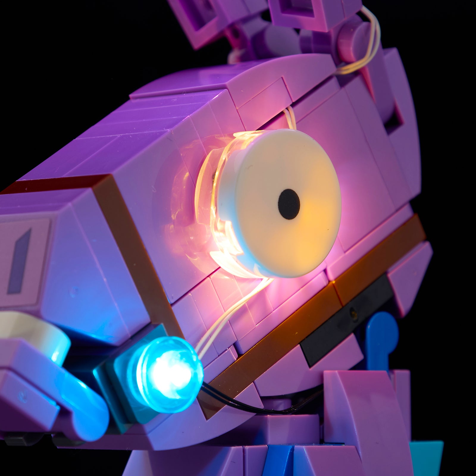 Supply Llama 77071 - close-up of engine bay and warm light