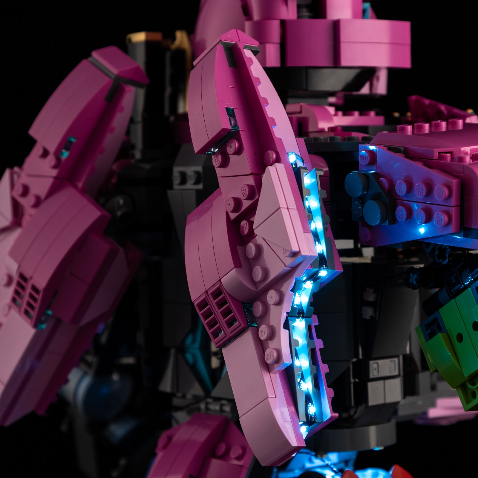 Mecha Team Leader 77078 - close-up of headlight and front detail